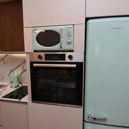 Thea Dora 10b Luxe Apartment