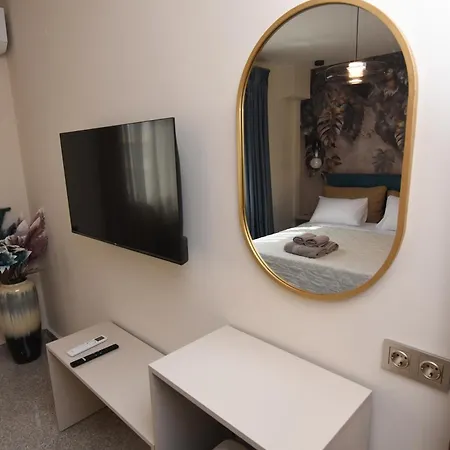 Thea Dora 10b Luxe Apartment *